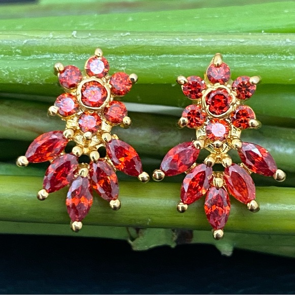 Unsigned Marquise CZ Gold-tone Flower Stud Earrings 4.8g - Picture 1 of 15